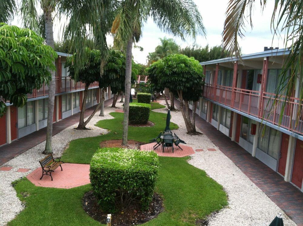 Days Inn By Wyndham West Palm Beach Exterior photo