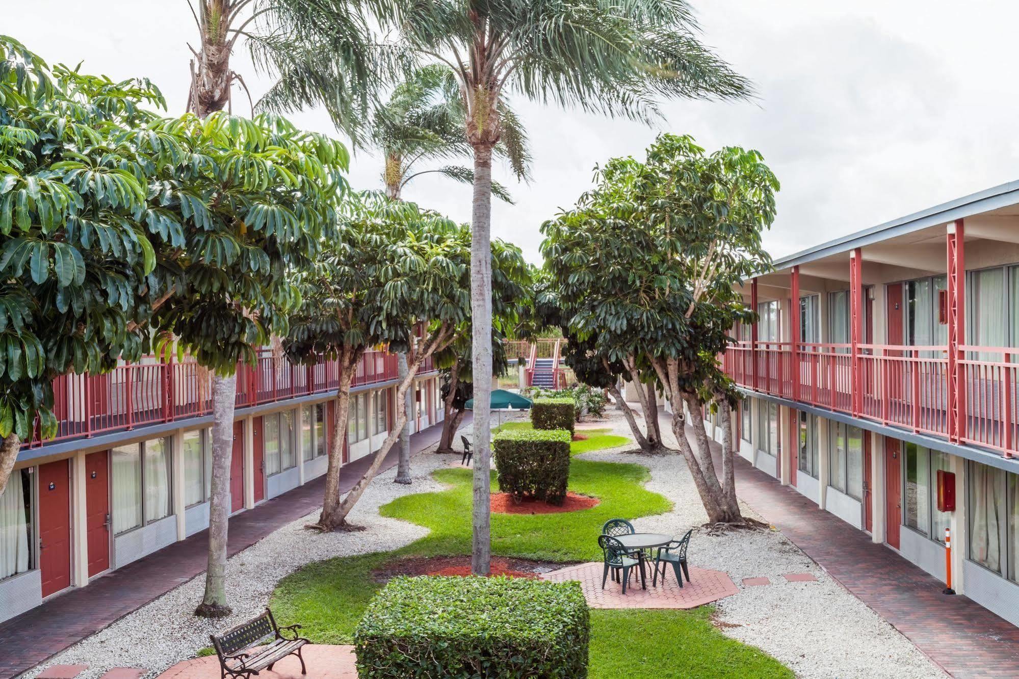 Days Inn By Wyndham West Palm Beach Exterior photo