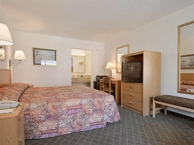 Days Inn By Wyndham West Palm Beach Exterior photo