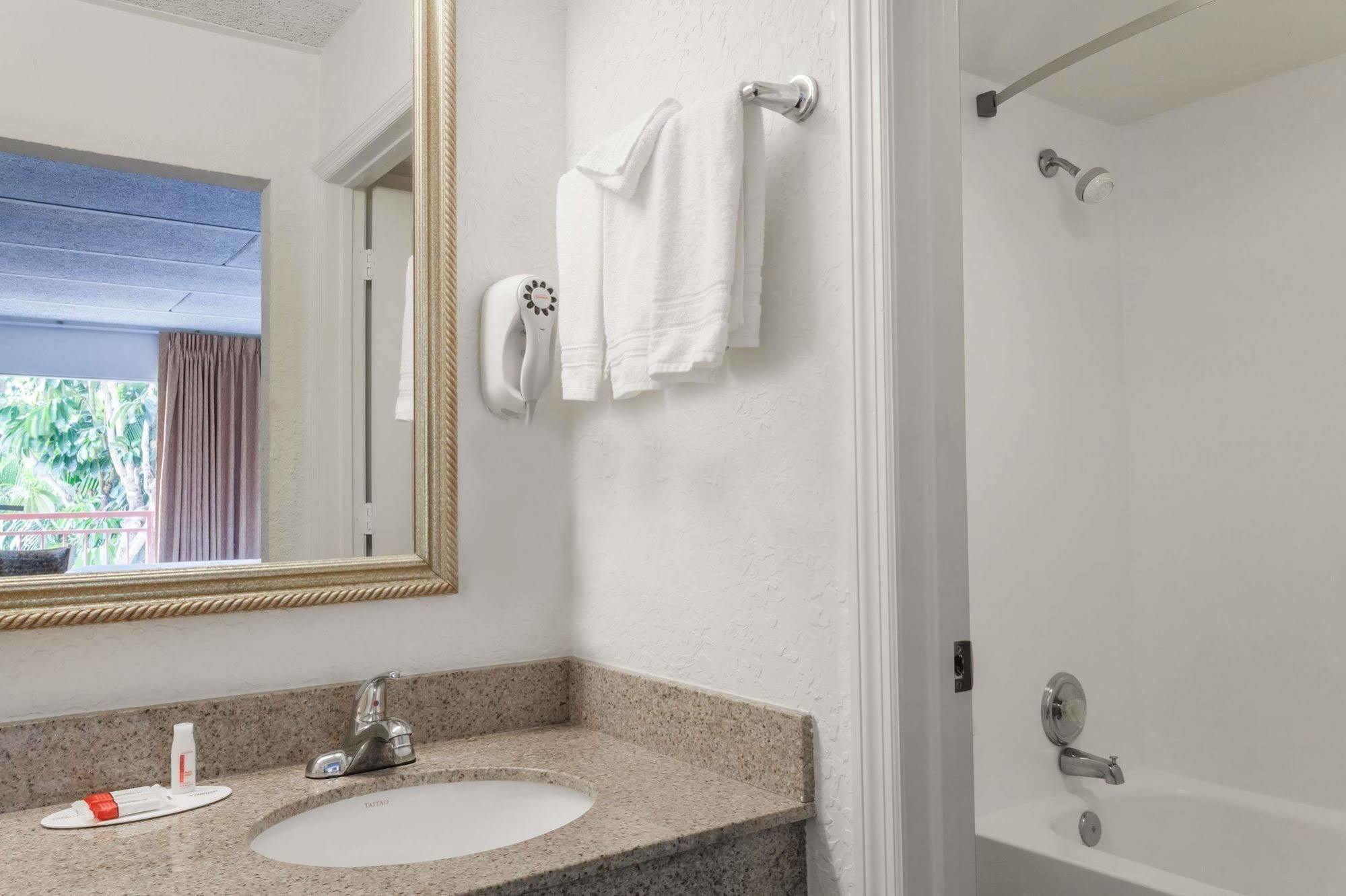 Days Inn By Wyndham West Palm Beach Exterior photo
