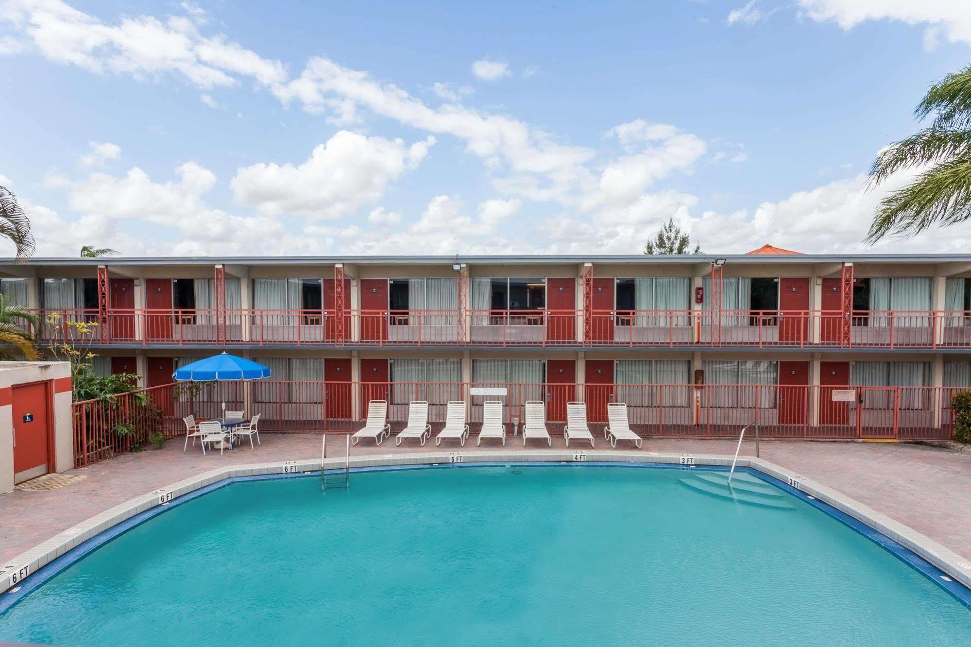 Days Inn By Wyndham West Palm Beach Exterior photo