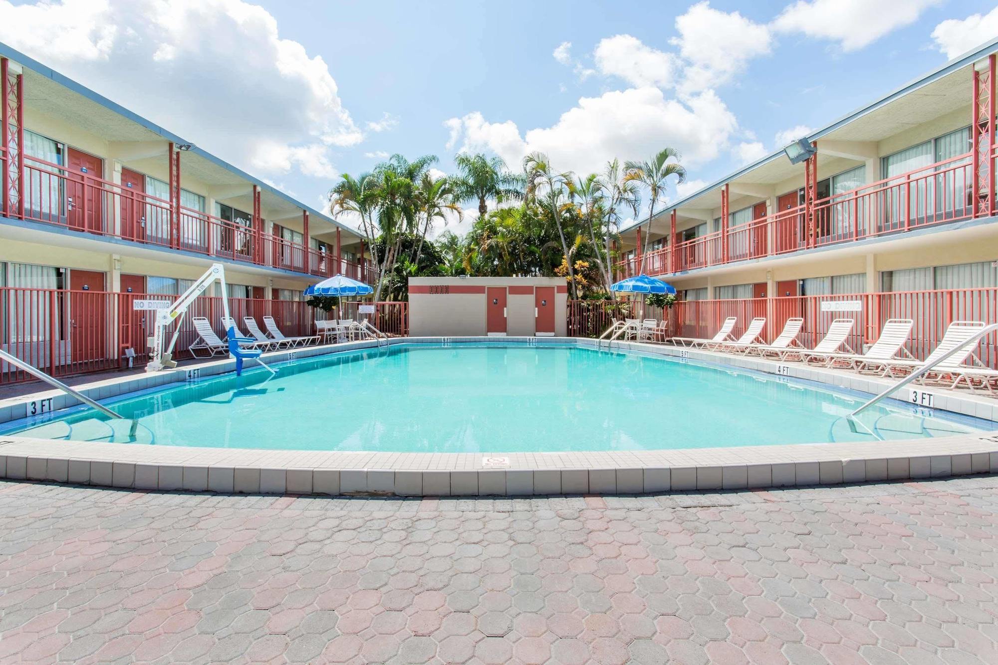Days Inn By Wyndham West Palm Beach Exterior photo